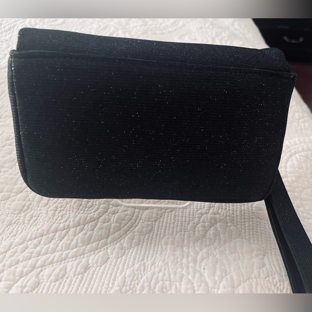 NWT VICTORIA’S SECRET CLUTCH WRISTLET
SPARKLY BLACK WITH BLING BOW - Picture 4 of 7